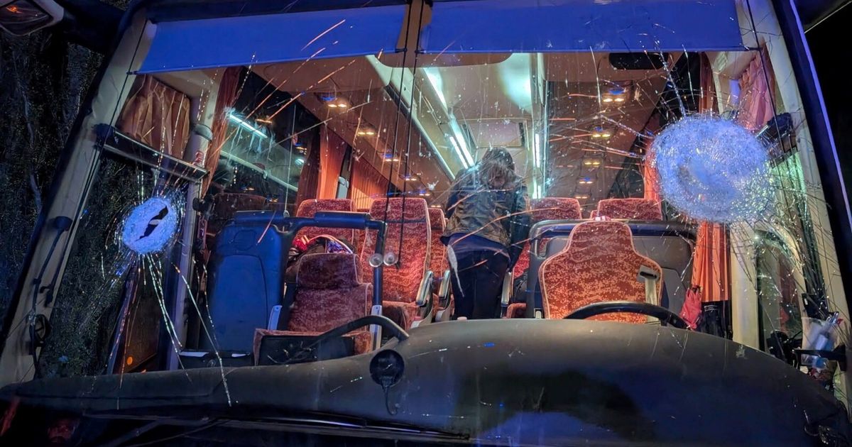 Sassi contro il pullman, morto l