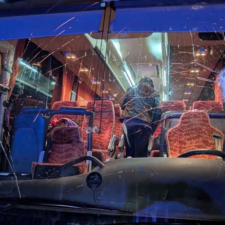 Il pullman dopo la sassaiola