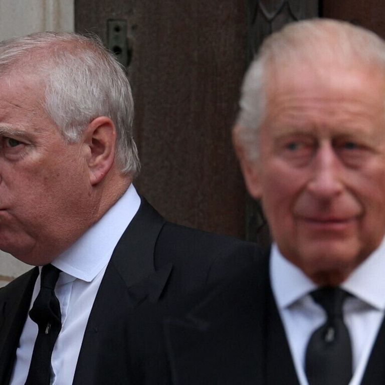 Carlo III varca il soglio di Pietro, Andrea esce da quello di Windsor