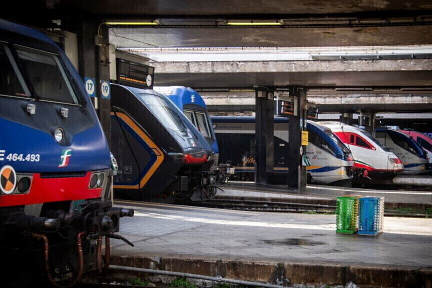 Treni, esposto di Fs. Salvini, "10 anni di malgoverno della sinistra". Renzi, "dimettiti buffone"