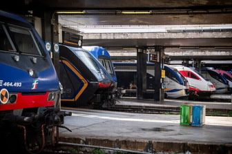 Treni, esposto di Fs. Salvini, "10 anni di malgoverno della sinistra". Renzi, "dimettiti buffone"