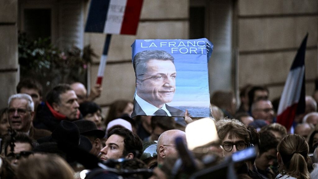 Manifestazioni fuori dall'abitazione di Nicolas Sarkozy
