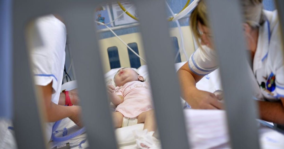 al meyer di firenze operata una neonata con un tumore di 2 kg viene da gaza