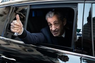 Sarkozy saluta dall'auto prima di entrare in carcere