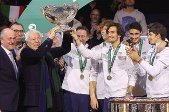 Nicola Pietrangeli festeggia con gli azzurri il successo dell'Italia in Coppa Davis 2024