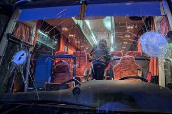 Il pullman dopo la sassaiola