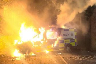 Proteste davanti hotel migranti a Dublino