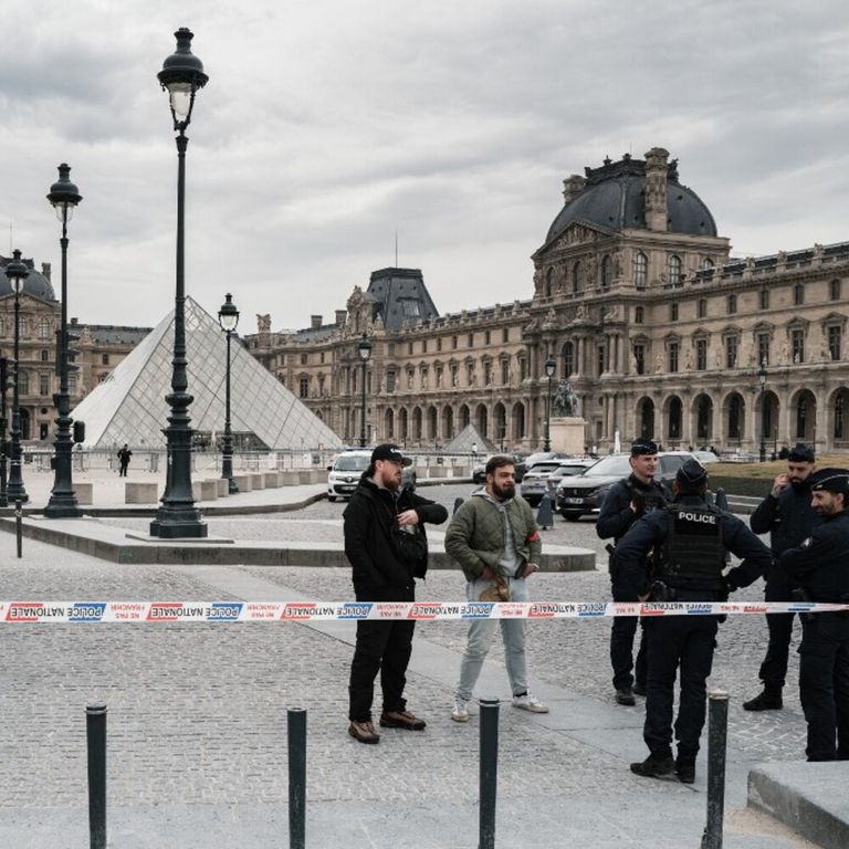 Investigatori al Louvre