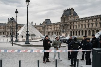 Investigatori al Louvre
