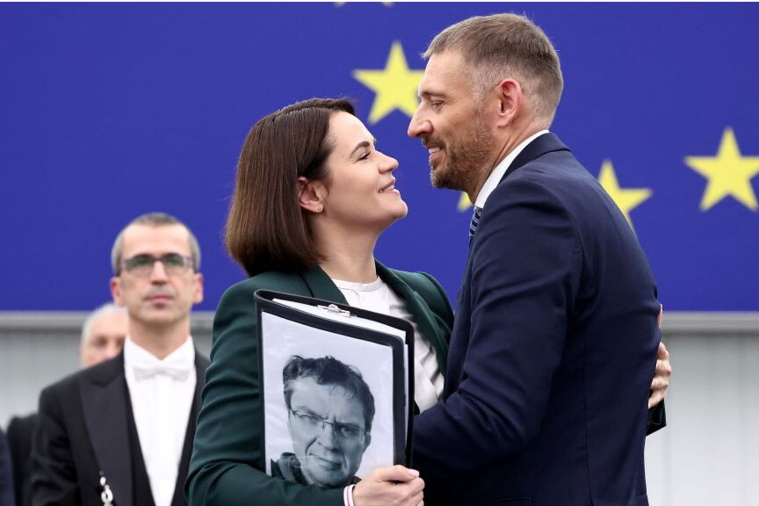 I leader dell'opposizione bielorussa Sergei Tsikhanovsky e Svetlana Tsikhanovskaya mostrano la foto di Andrzej Poczobut