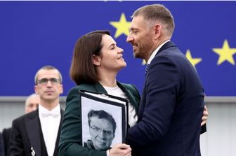 I leader dell'opposizione bielorussa Sergei Tsikhanovsky e Svetlana Tsikhanovskaya mostrano la foto di Andrzej Poczobut