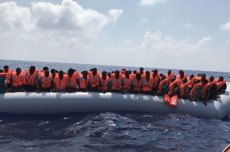 Naufragio a largo della Tunisia, 40 morti. Tra le vittime anche neonati