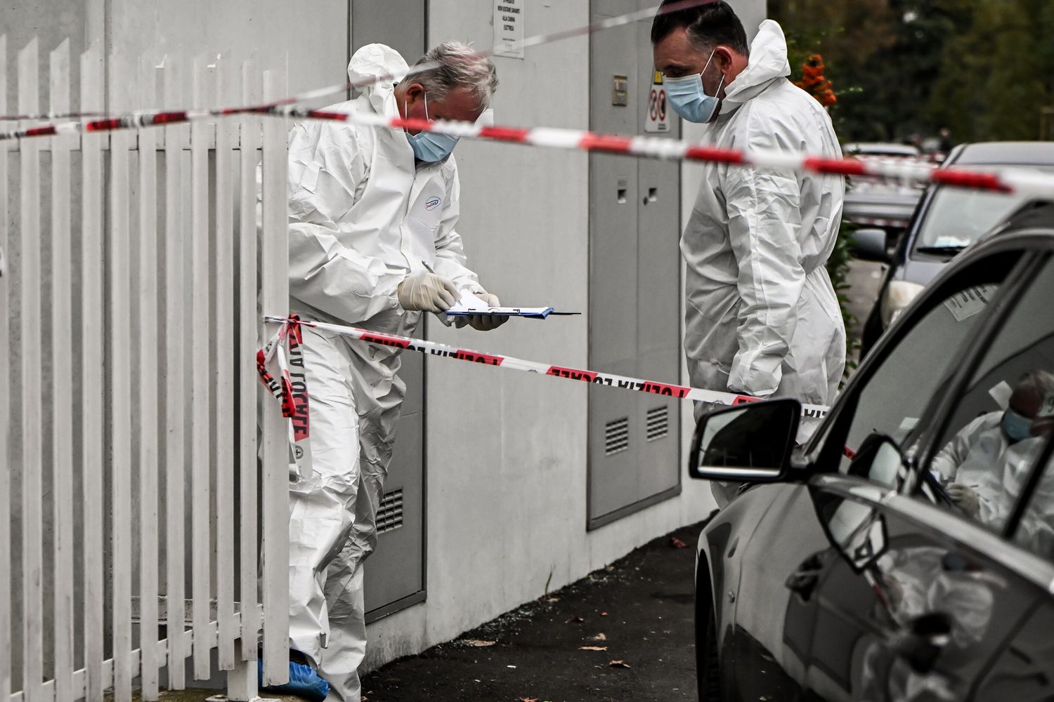 La scena del crimine della donna accoltellata dall'ex marito a Milano