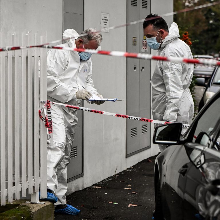 La scena del crimine della donna accoltellata dall'ex marito a Milano