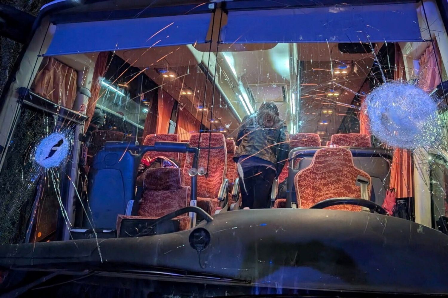 Il pullman dopo la sassaiola