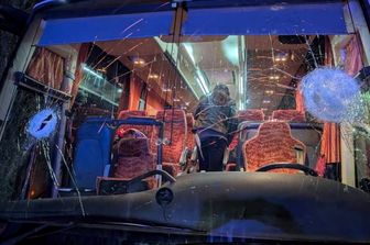 Il pullman dopo la sassaiola