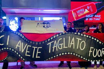 Striscione che i manifestanbti volevano esporre ma non è stato fatto entrare