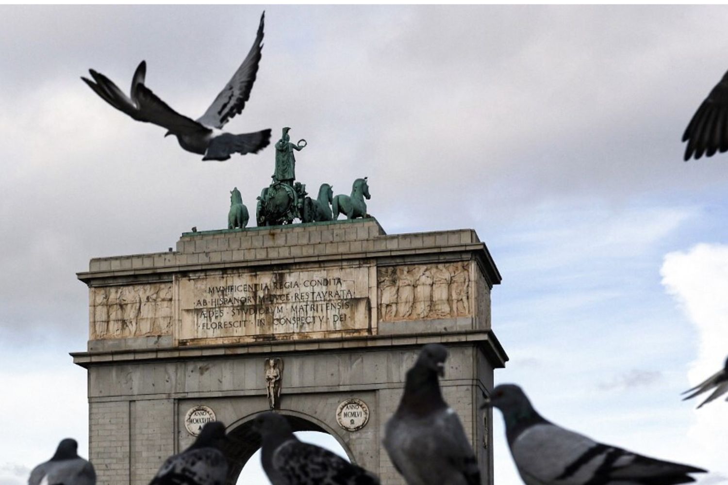 l'Arco de la Victoria, un arco di trionfo alto 49 metri costruito per volere di Francisco Franco per commemorare la vittoria delle truppe franchiste nella battaglia di Ciudad Universitaria del 1936