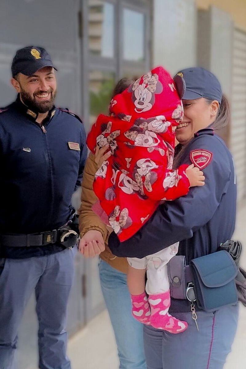 I poliziotti con la piccola Alice