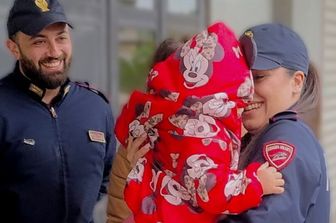 I poliziotti con la piccola Alice