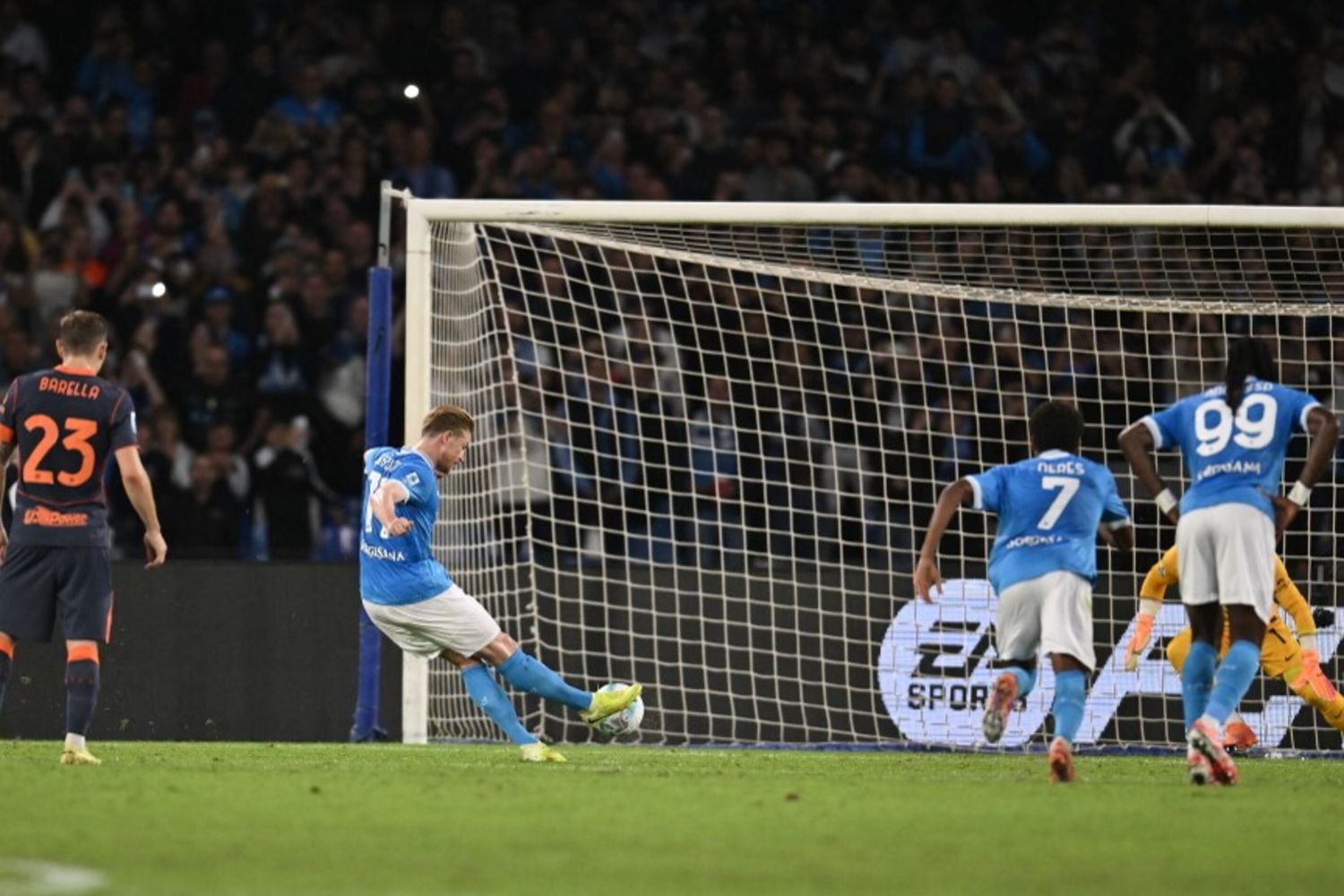 Il Napoli liquida l'Inter 3-1 e torna in vetta alla classifica