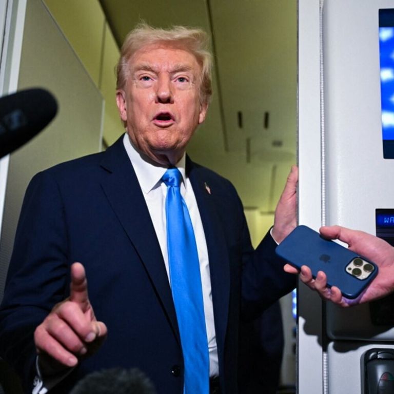 Donald Trump parla con i giornalisti a bordo dell'Air Force One