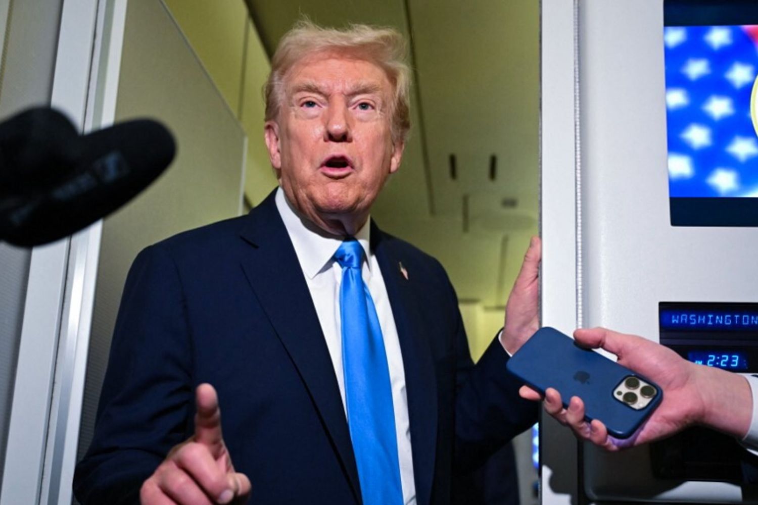 Donald Trump parla con i giornalisti a bordo dell'Air Force One