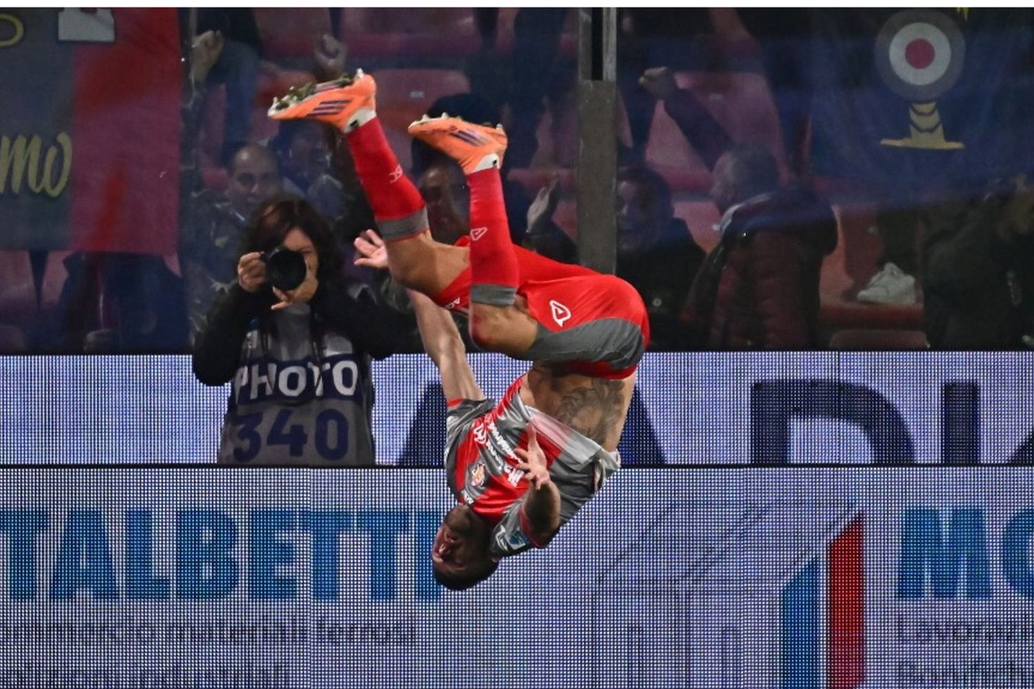 Il quasi 39enne Jemie Vardy della Cremonese festeggia così dopo aver segnato il primo gol in serie A