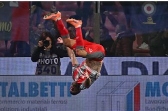 Il quasi 39enne Jemie Vardy della Cremonese festeggia così dopo aver segnato il primo gol in serie A