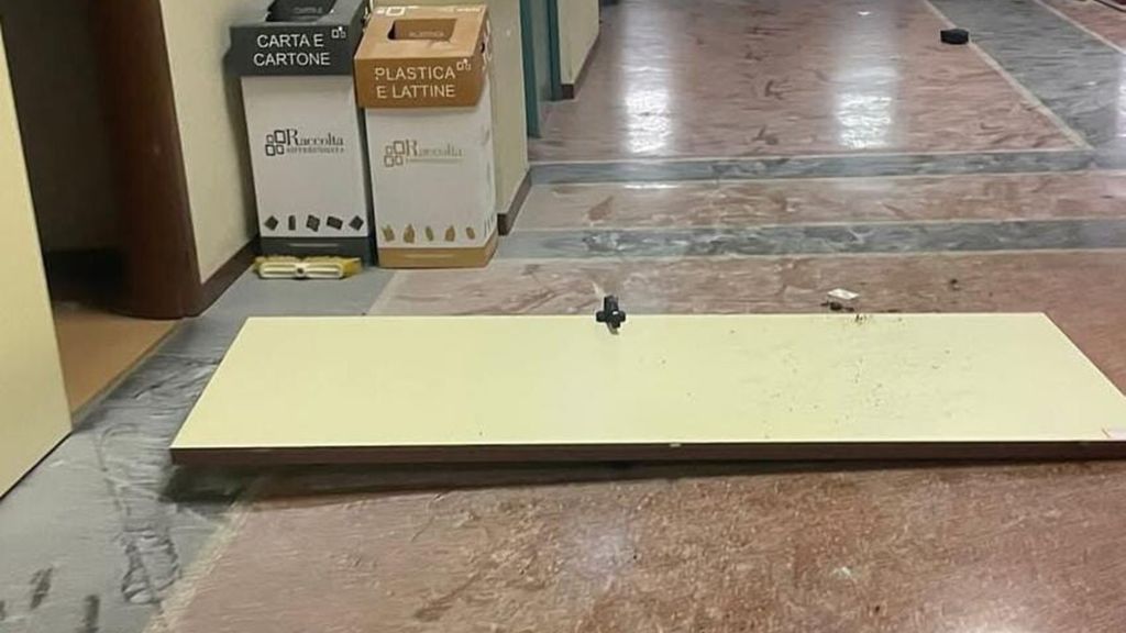 Scuola vandalizzata a Genova