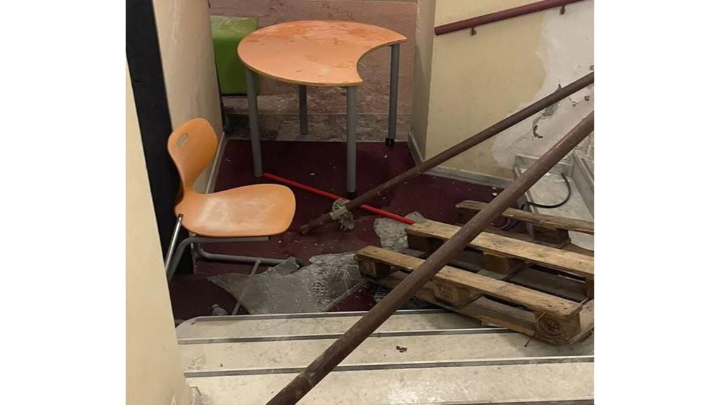 Scuola vandalizzata a Genova