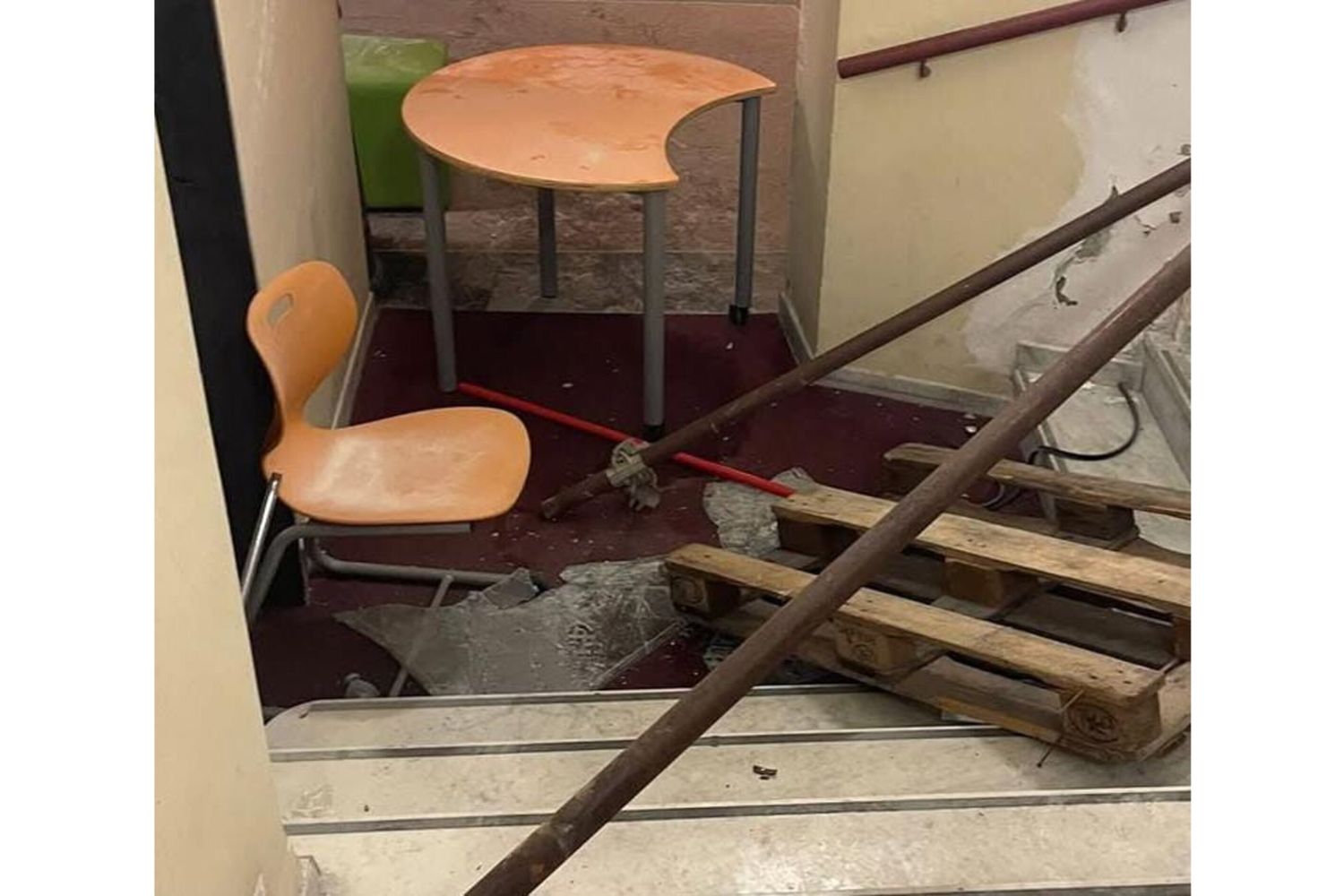 Scuola vandalizzata a Genova - immagine di archivio