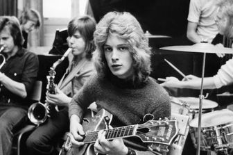 Bjorn Andresen mentre suona la chitarra in una band pop, il 30 settembre 1971 a Stoccolma