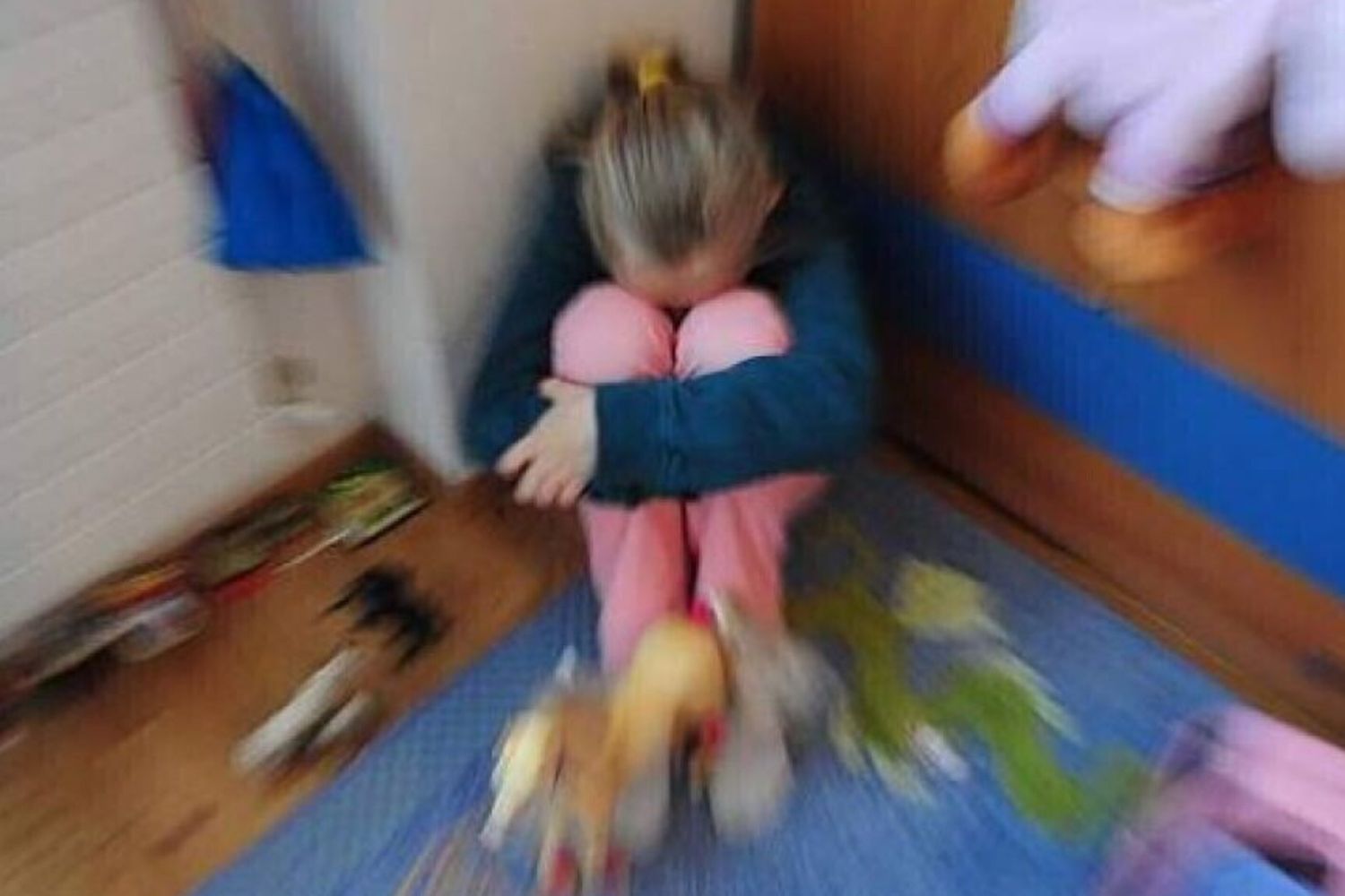 Fratellini picchiati, divieto di avvicinamento per la mamma e la nonna