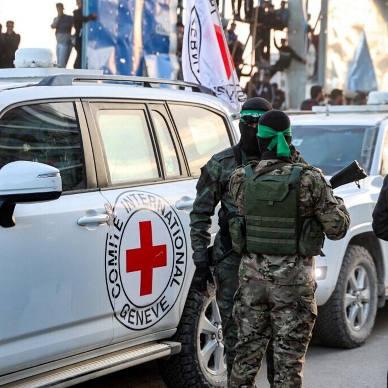 Hamas restituisce il corpo di un ostaggio recuperato dall'Idf due anni fa. Netanyahu: "Violato accordo"