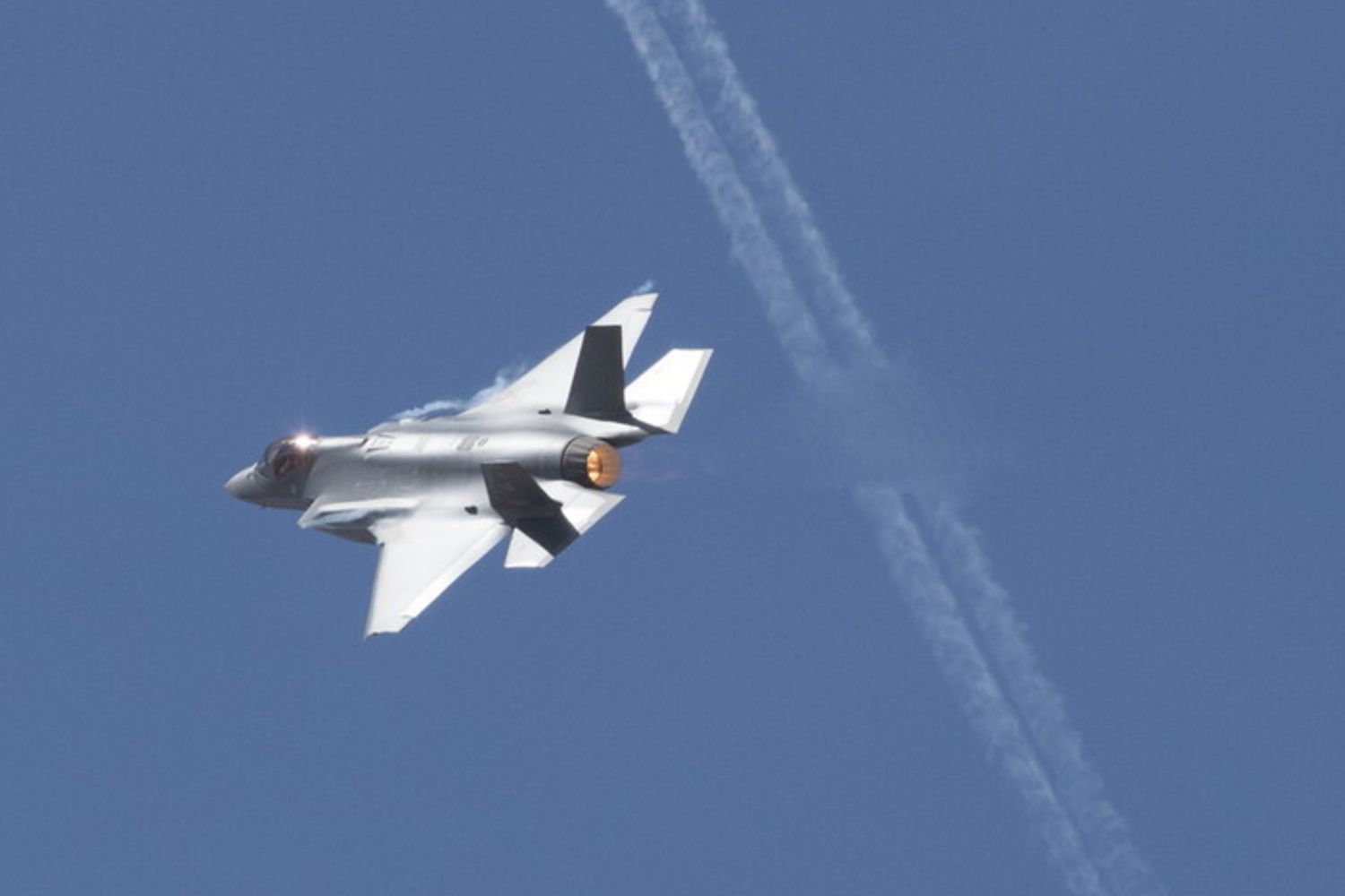 Belgio, spazio aereo troppo ristretto per addestrare i piloti degli F-35: ipotesi accordo con l’Italia