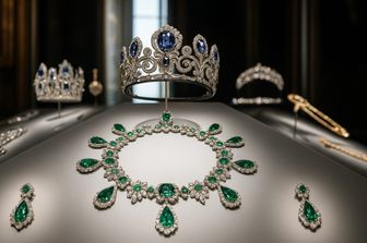 Collage di foto dei gioielli rubati al Louvre