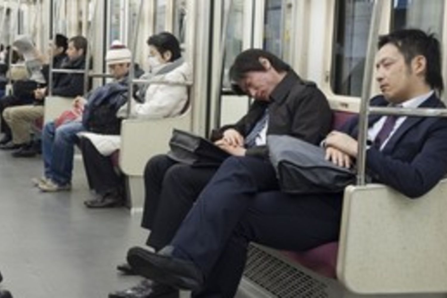 I giapponesi e l'arte dell'inemuri, dormire sembrando svegli (Foto Afp)