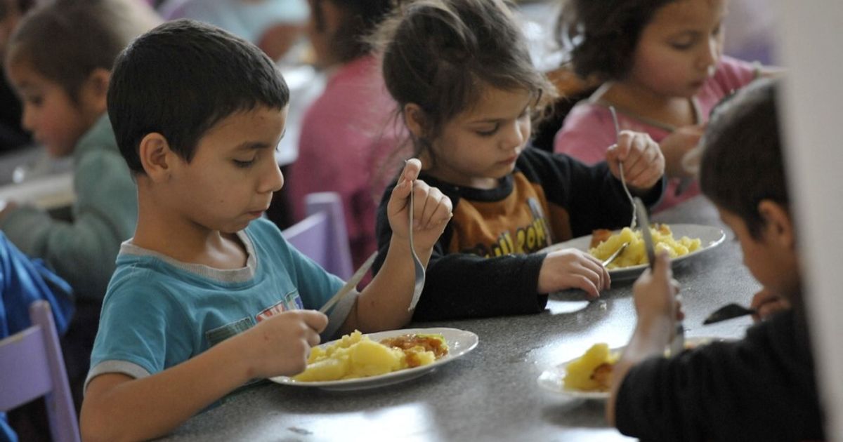 Bimba legata alla sedia della mensa, licenziata una educatrice