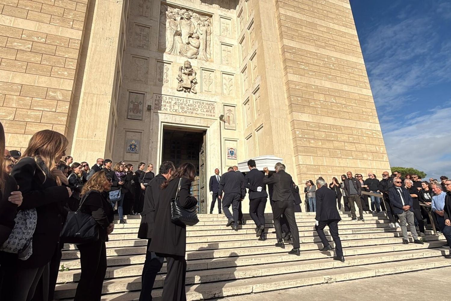 Il feretro di Beatrice Bellucci portato dentro San Pietro e Paolo all'Eur