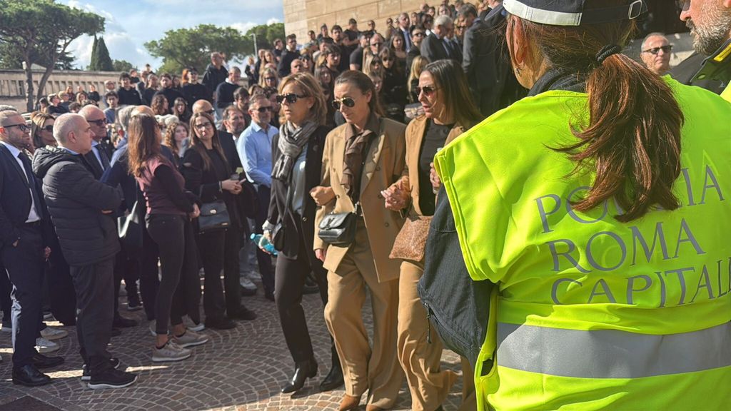La madre di Beatrice Bellucci esce appoggiandosi alle amiche al termine del funerale