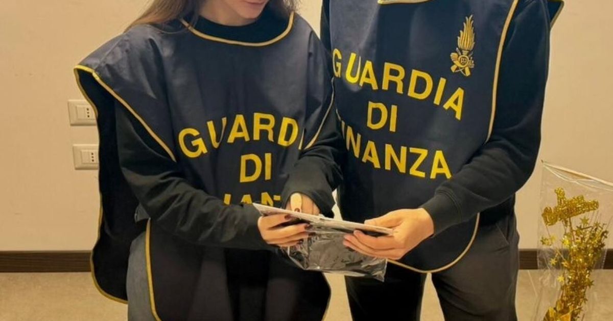 milano la guardia di finanza sequestra 118 mila articoli di halloween