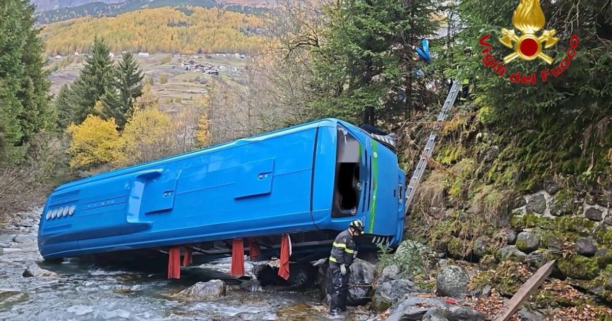 Autobus precipita nel torrente. Feriti quattro studenti, grave l