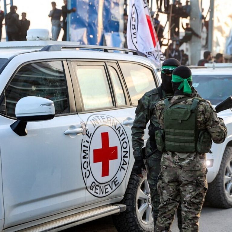 Combattenti di Hamas, in piedi accanto ai veicoli del Comitato Internazionale della Croce Rossa