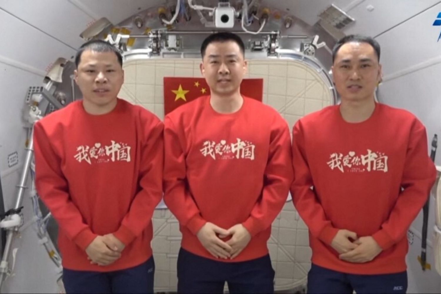 L'equipaggio: Chen Dong, Chen Zhongrui  and Wang Jie