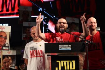 L'ex ostaggio israeliano Eitan Horn (2° da destra), in piedi accanto al fratello e collega ex ostaggio Yair Horn (a destra)