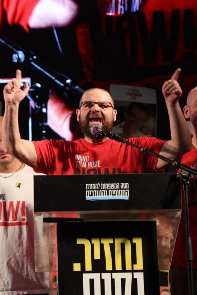 L'ex ostaggio israeliano Eitan Horn (2° da destra), in piedi accanto al fratello e collega ex ostaggio Yair Horn (a destra)