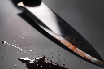 Coltello sporco di sangue