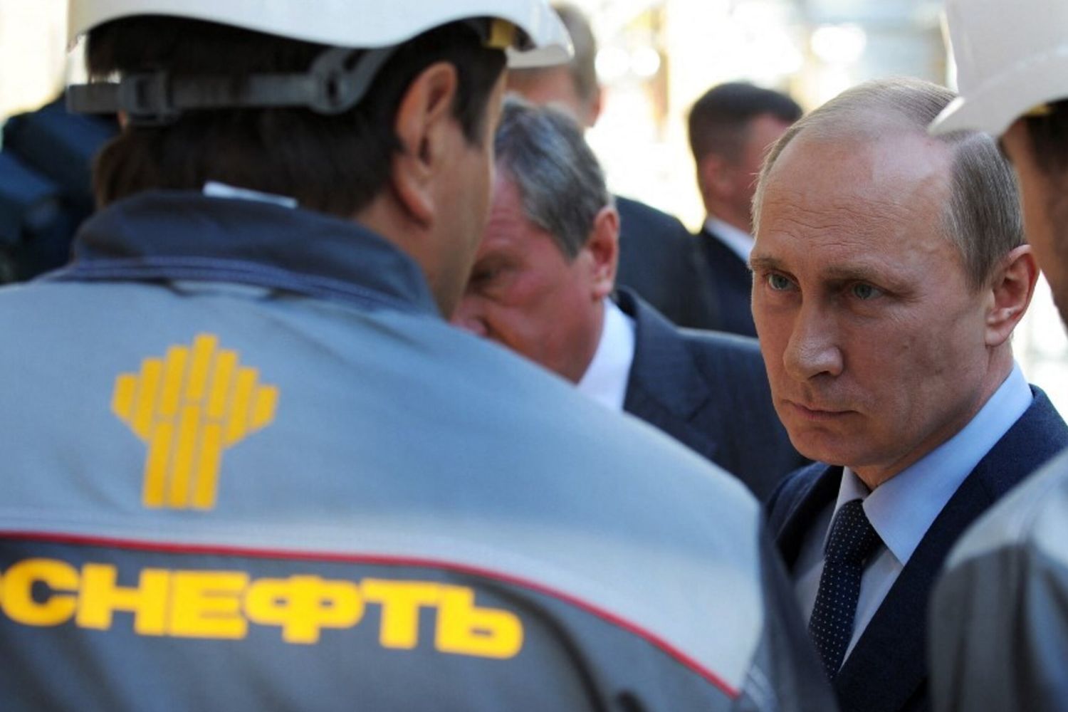 Il presidente russo Vladimir Putin visita una raffineria del gigante petrolifero russo Rosneft nel porto di Tuapse