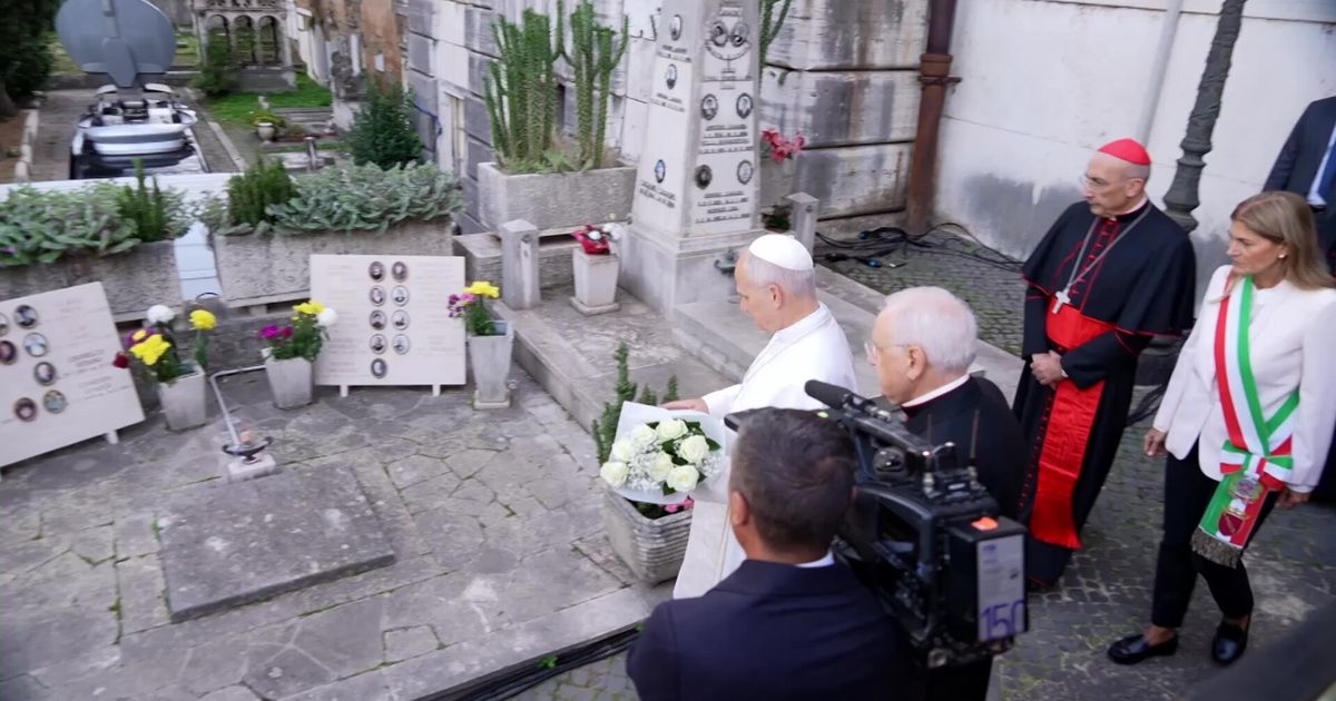 Il Pontefice al Cimitero del Verano di Roma depone un mazzo di rose bianche su una tomba